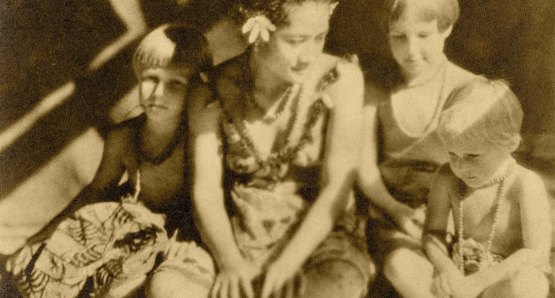Taioa and Monica, Frances, and Barbara Flaherty, during the filming of MOANA WITH SOUND.