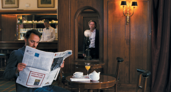 Fabrizio Rongione (seated), Mathieu Amalric (in mirror)